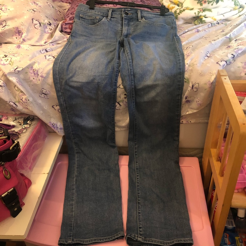 SOLD. Levi’s 314 shaping straight jeans. Size 30.